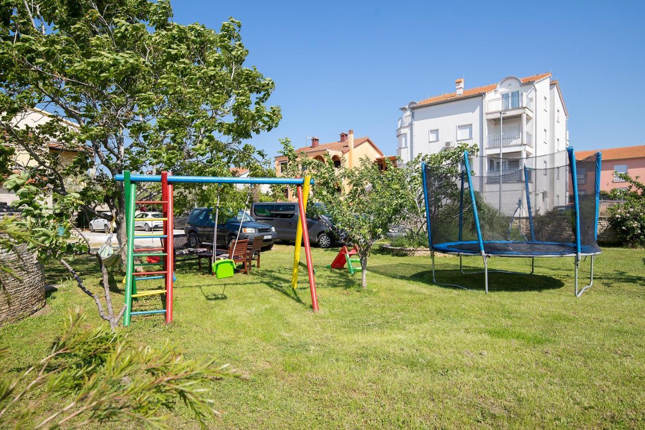 Modern Stone House With Flowers & Playground เมดูลิน ภายนอก รูปภาพ