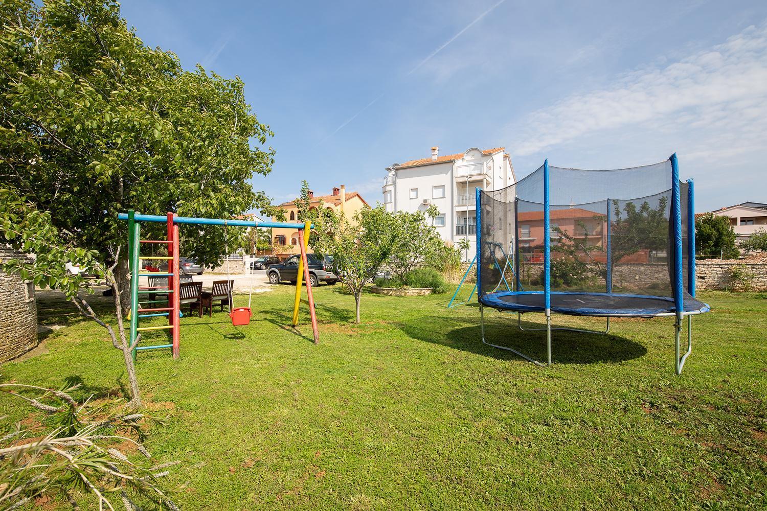 Modern Stone House With Flowers & Playground เมดูลิน ภายนอก รูปภาพ